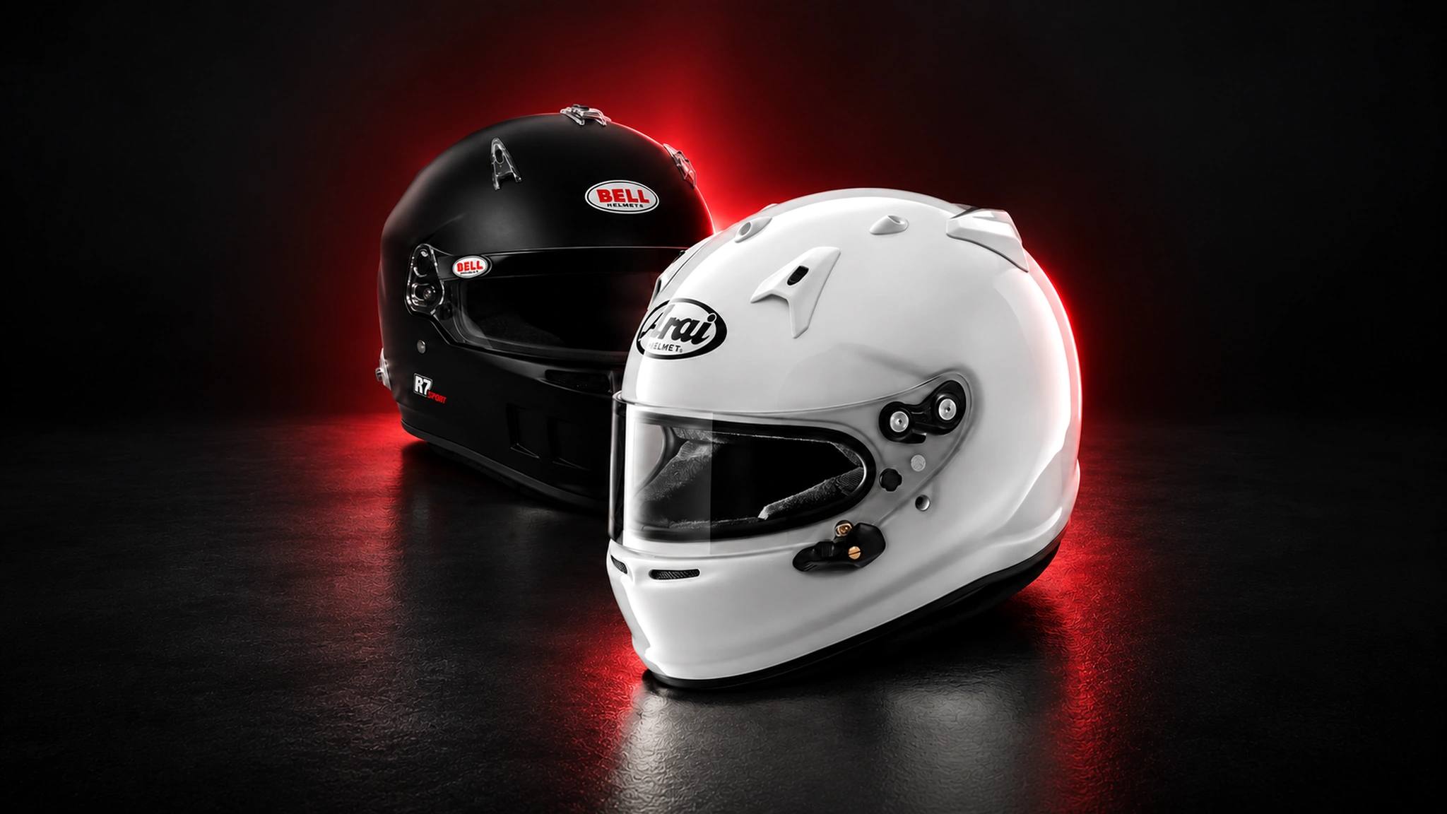 Casques Arai GP7 blanc et Bell R7 noir prêts à personnaliser