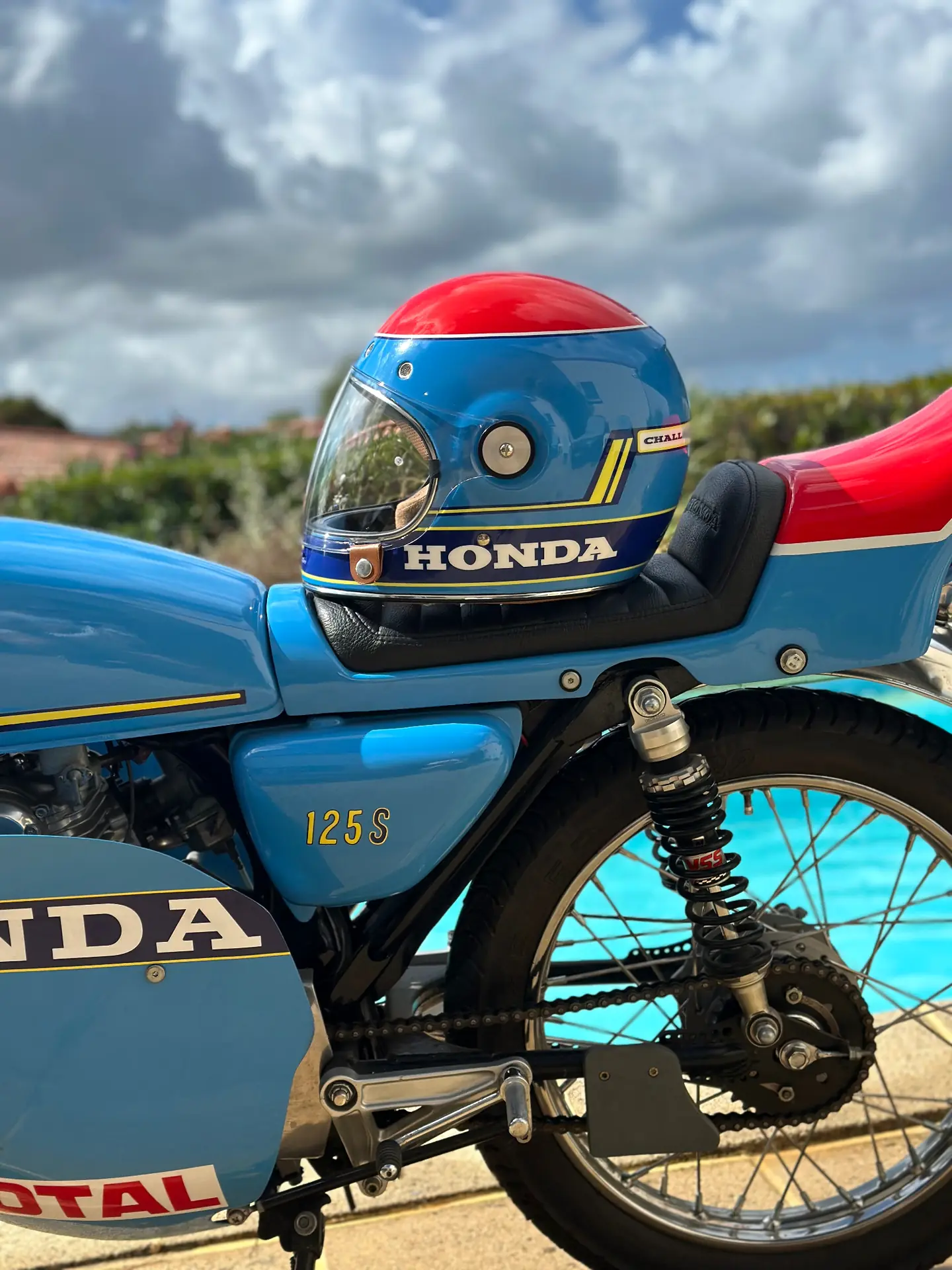 Détail du casque Honda Racing Heritage sur la moto