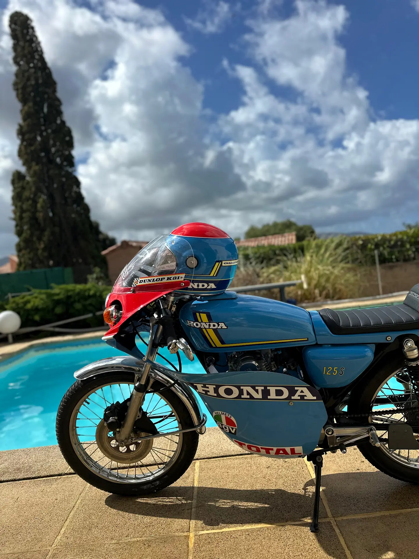 Vue d'ensemble du casque Honda Racing Heritage sur la moto