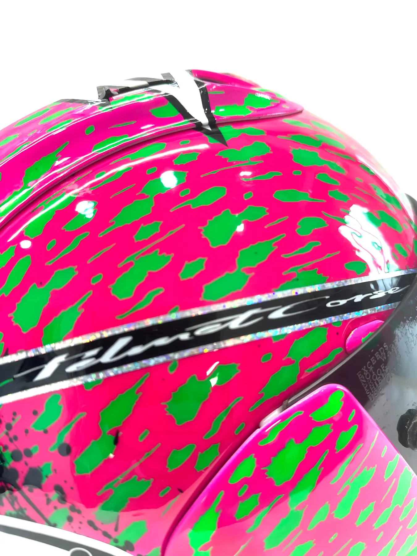 Détail des pinceaux peints sur le casque Lucas Mahias