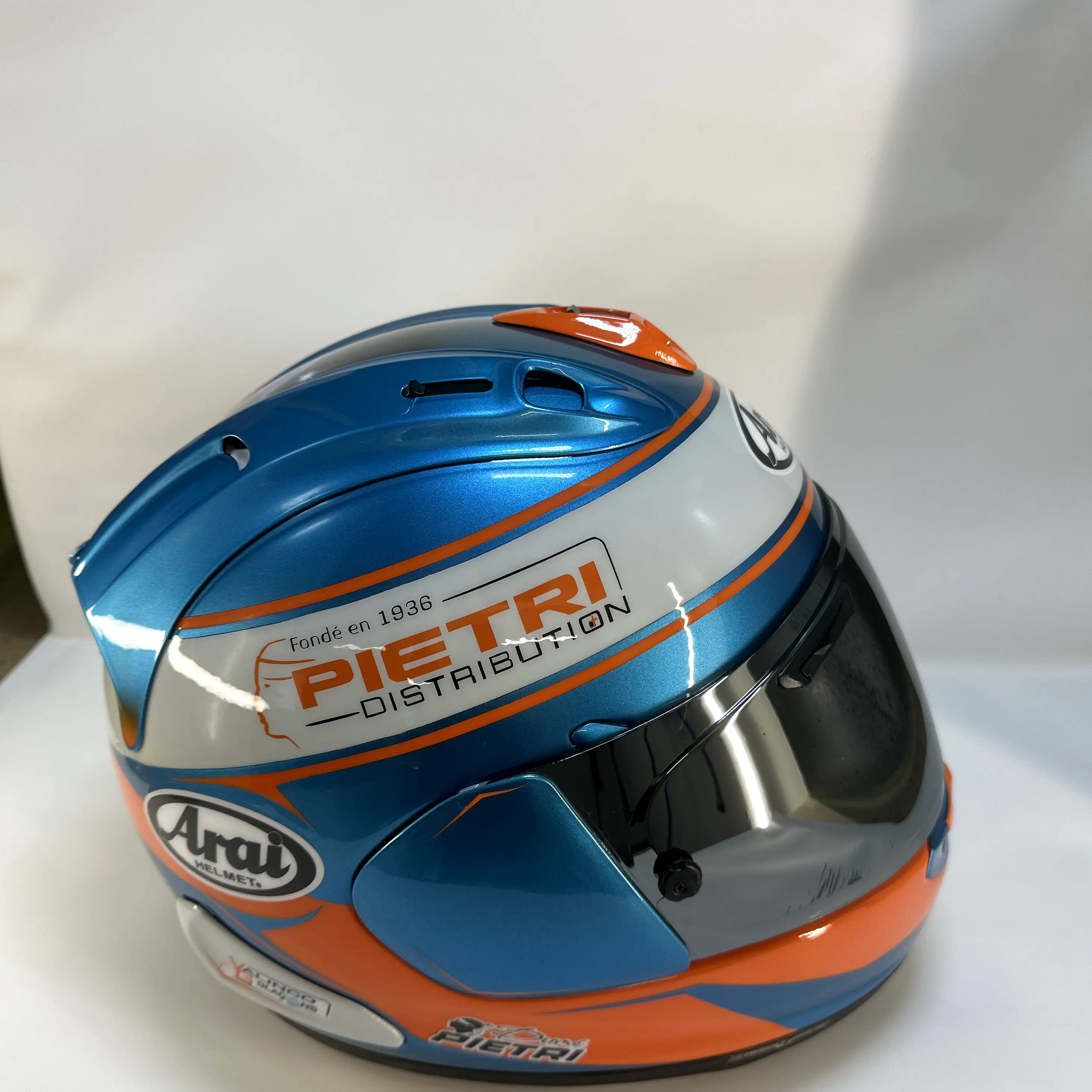 Première vue de trois quarts du casque Arai Pietri Distribution