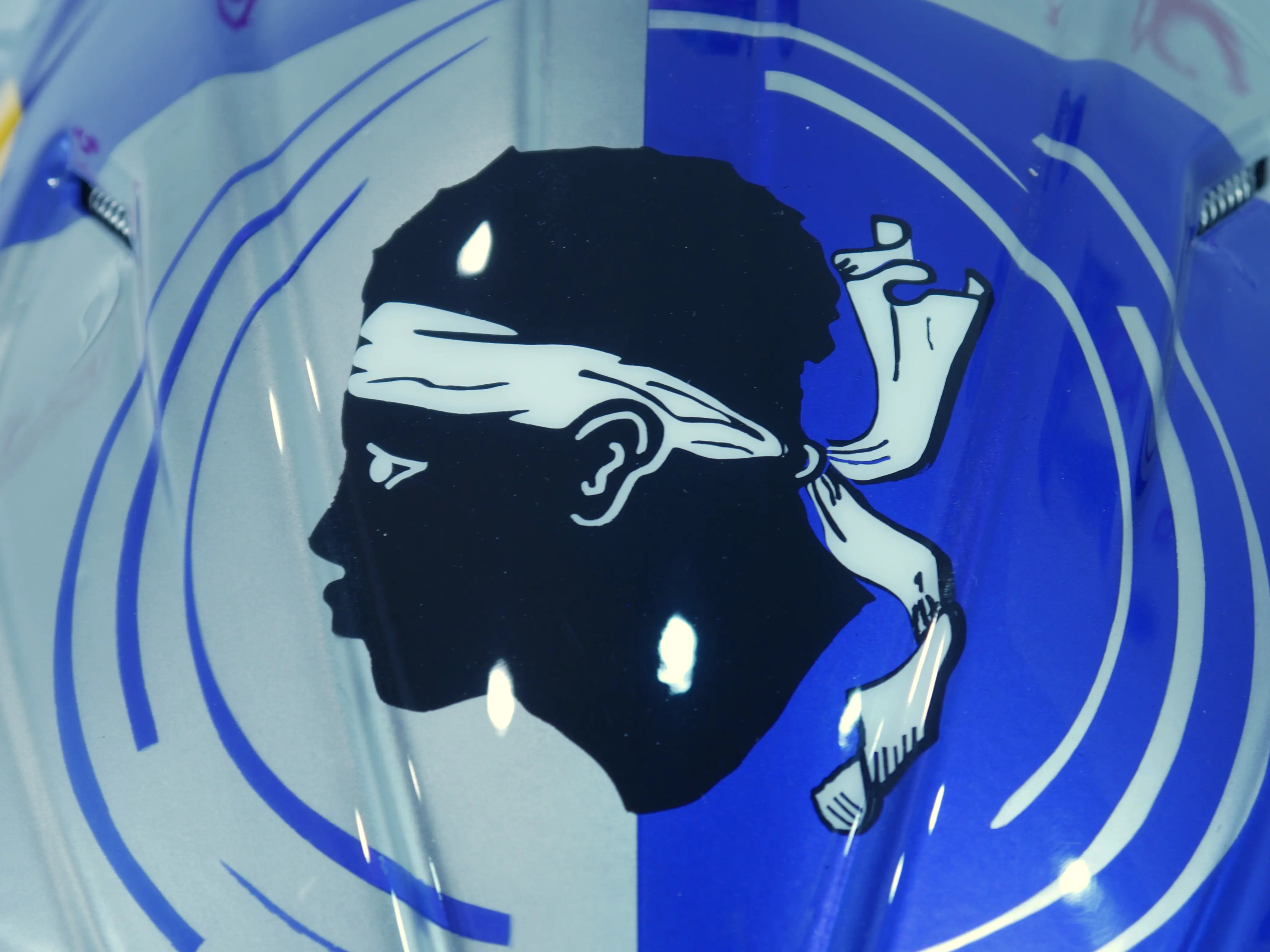Détail de la tête de Maure sur le casque Red Bull Testa Mora