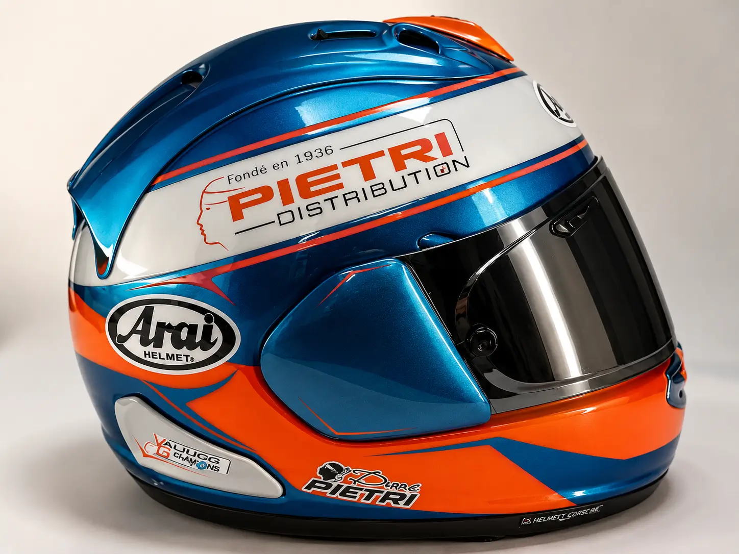 Casque Arai personnalisé aux couleurs Pietri Distribution, prestation complète Helmet Corse
