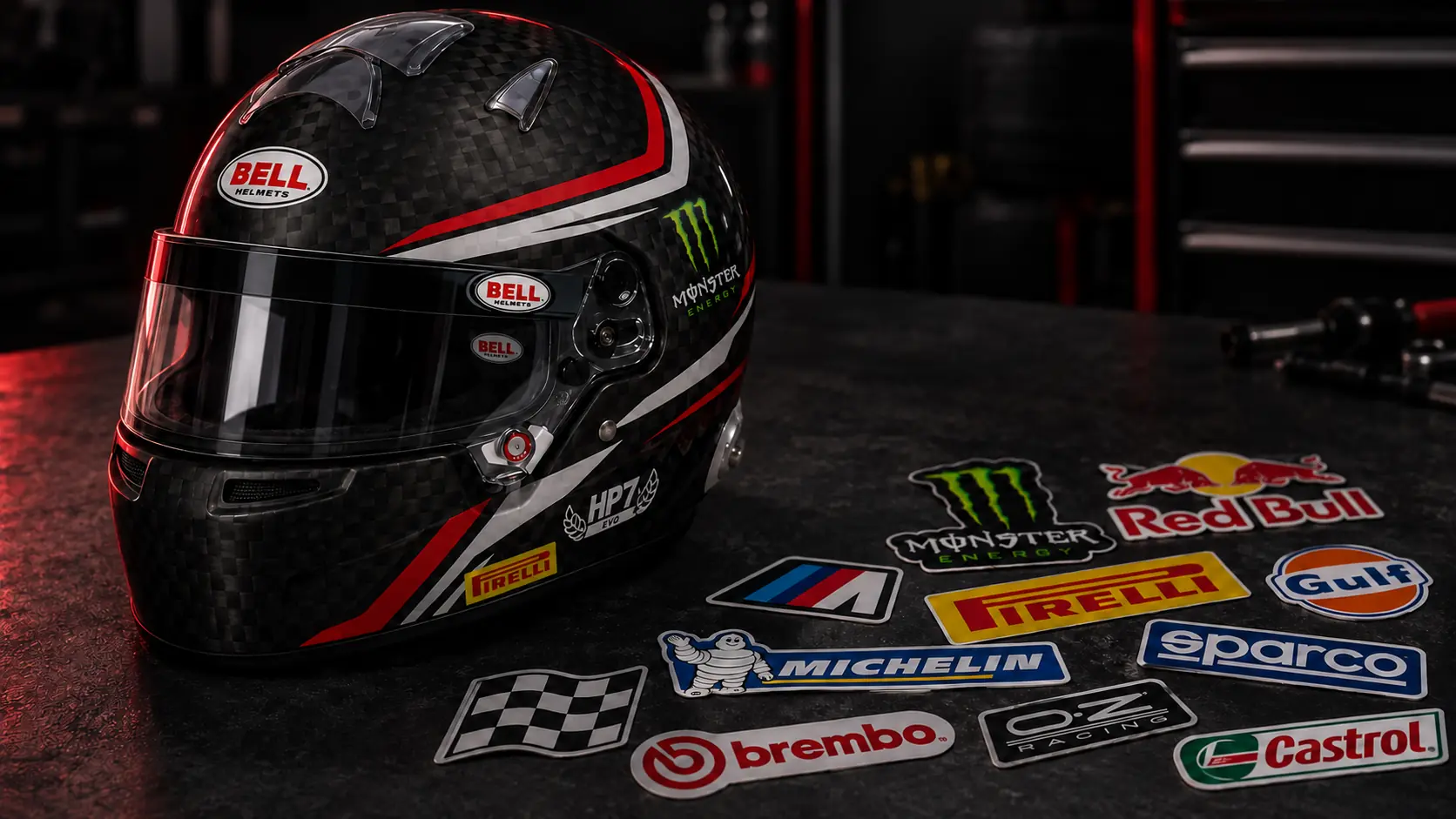 Casque racing en carbone entouré de stickers personnalisés
