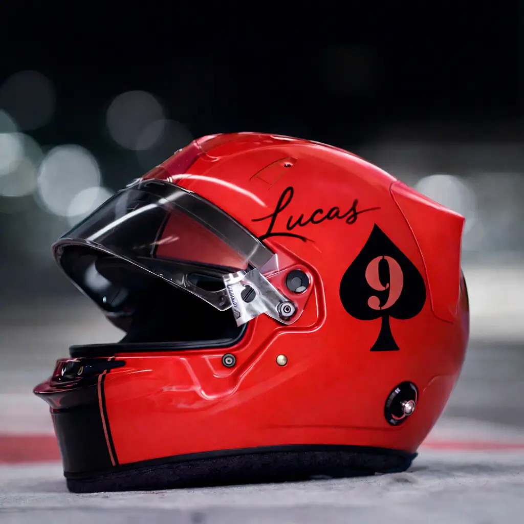 Casque rouge personnalisé avec le prénom Lucas et un pique numéro 9