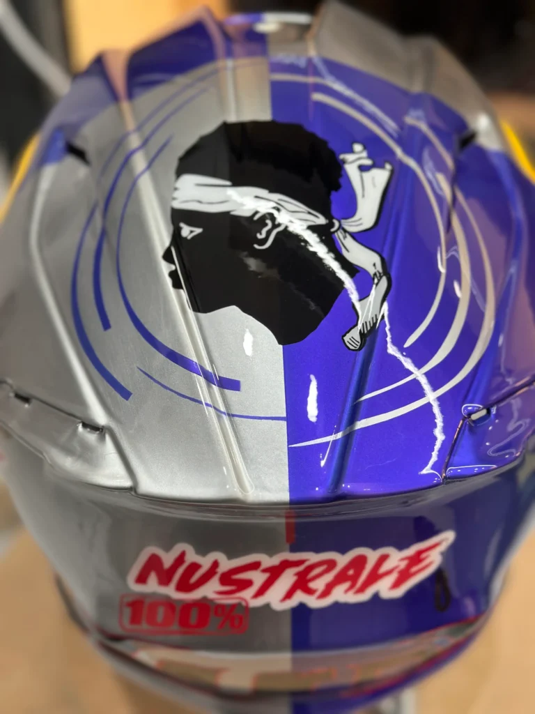 Casque bleu et argent personnalisé avec un motif graphique