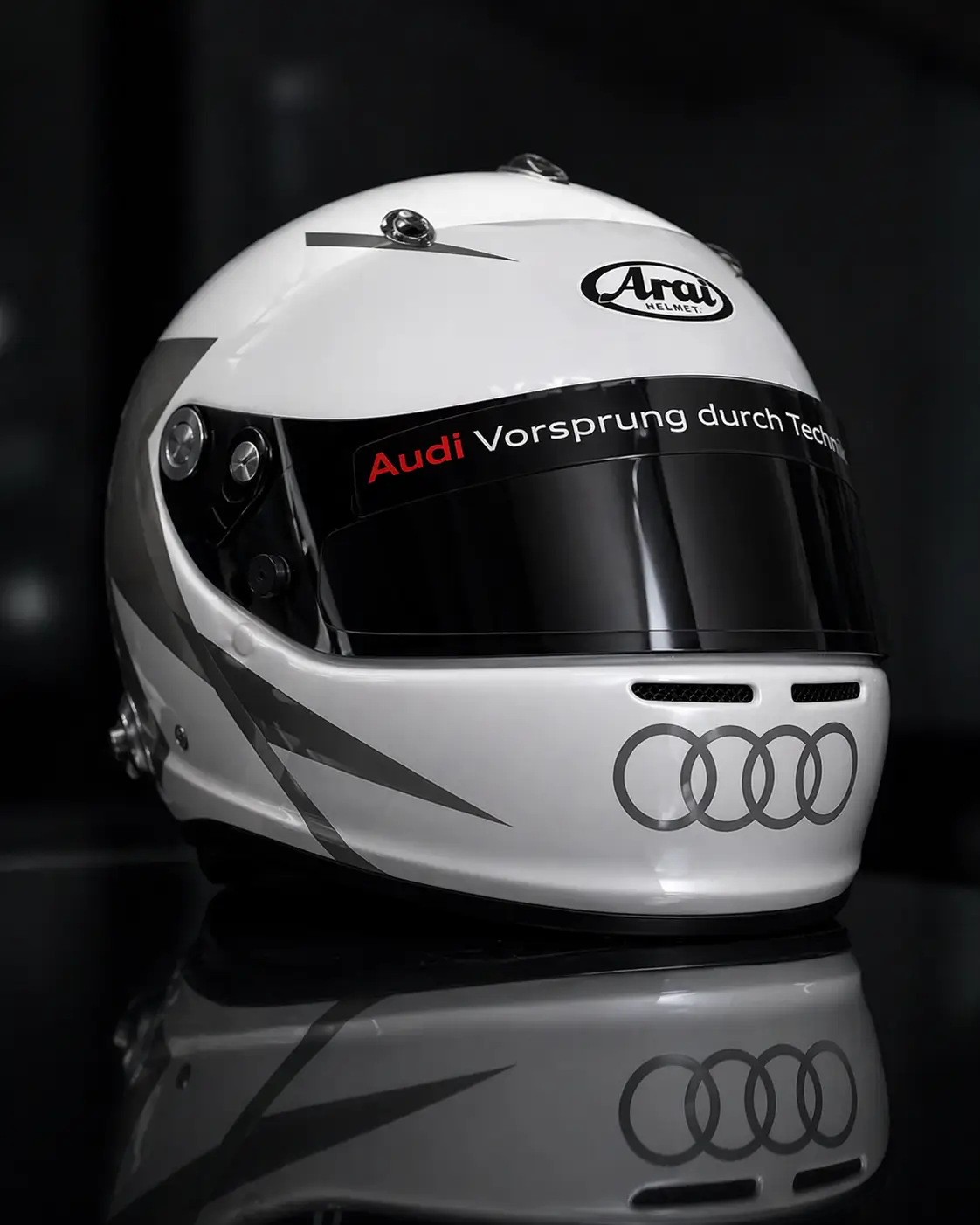 Casque blanc personnalisé aux couleurs Audi